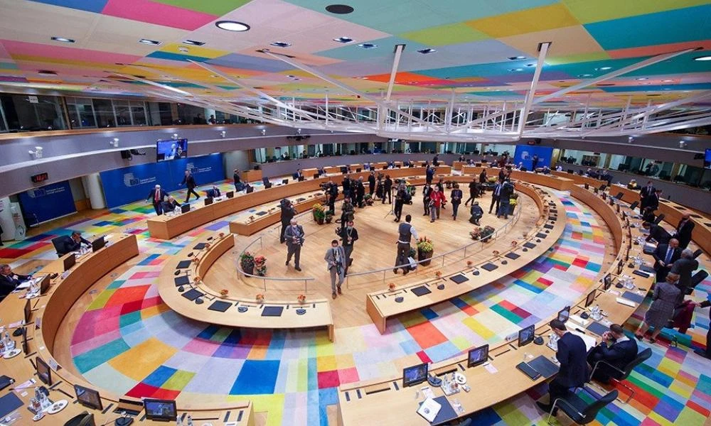 Ευρωπαίοι ηγέτες εξετάζουν το ενδεχόμενο έκτακτης Συνόδου Κορυφής για "ευρύτερα οικονομικά θέματα"
